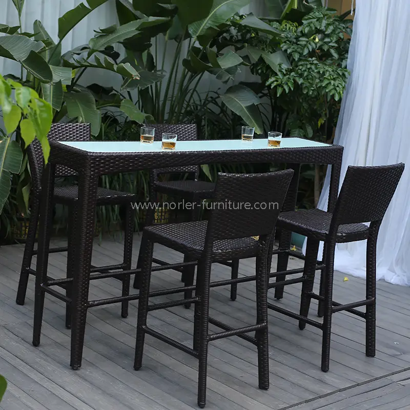 裏庭やパティオに最適なアウトドアバーセットの選び方